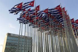 利益代表部。目の前に旗を建てる棒が100本以上建っており、革命記念日など特別な日にはキューバの国旗で埋め尽くされますが…